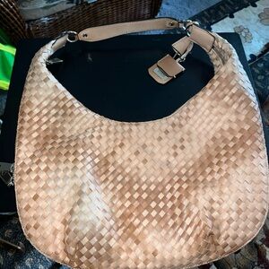 GUESS Los Angeles 1981 Woven Tan Hobo Bag Triangle Zipper Keychain100% Authentic
